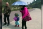 Չինաստանում շունը մարդու նման է քայլում և հագնվում (տեսանյութ)